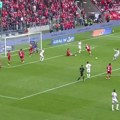 VIDEO Za ovo je potrebna samo muzika iz „Beni Hila“: Pogledajte komičnu situaciju koju samo fudbal može da režira