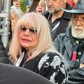 Hanki Paldum pozlilo na skupu posvećenom Halidu Bešliću: Posle emotivnog govora pomagali joj da siđe s bine