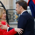 Viralni susret u Parizu: Makron zagrlio Meloni, njena reakcija zapalila mreže VIDEO