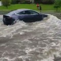 Ušao u jezero da bi testirao režim „Tesle” za prolazak kroz vodu