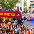 Šampionski doček za Špance u Madridu, svetska titula slavi se na "Sibelesu" (foto)