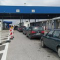 Dramatični prizor sa granice Srbije i Makedonije! Pršte kazne, oko 100 ljudi čeka u redu, evo šta se dešava