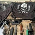 Dve osobe privedene na Jarinju: Policija zaplenila pet noževa i opremu za srednjovekovne veštine