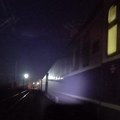 Nastradala i devojčica (7) Stravični snimak saobraćajke: Voz udario kombi u komšiluku, cela porodica poginula!