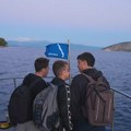 Grčka stari, preostala deca s ostrva putuju brodićima u škole na kopnu