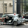 (Foto, video) Udario u betonsku banderu, pa se u njega zakucao autobus?! Jezivi prizor na Dorćolu: Auto zgužvan kao konzerva…