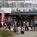Redovi ispred ALTA banke u Novom Sadu