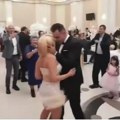 (Video) Vreli ples: Jovane Jeremić i novog dečka na svadbi njegovog sina: Voditeljka se uvija, on je grli i ljubi - svi…