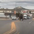 Frka i panika u Montani Slonica Viola prošetala ulicom! „Obišla“ benzinsku pumpu, parking, a malo se i „kockala“…