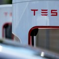 Tesla suočena sa padom profita dok hibridi vrše pritisak na tržište električnih vozila