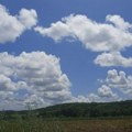 У већем делу Србије облачно и суво, на западу и југозападу местимично киша
