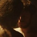 Poljubac dva muškarca koji je prodrmao Srbiju: Domaći bend KOIKOI predstavio novi singl, u spotu se frontmen ljubi sa…