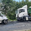 U sudaru kamiona i kombija na auto-putu povređena jedna osoba