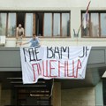 Počeo protest ispred Medicinskog fakulteta u Nišu: Studenti strahuju da će dekan pozvati policiju da razbije blokadu VIDEO