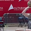 Partizan objavio snimak svog košarkaša u sedećem položaju, ne može da stoji na nogama, ali je počeo da trenira