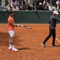 Novak zabrinuo mnoge na prvom treningu u Parizu: Izašao na teren Rolan Garosa, nastao muk zbog jednog detalja