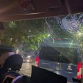 MUP: Jedan policajac povređen u napadu u Beogradu, oštećeno i službeno vozilo