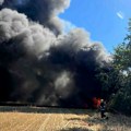 Detonacije odjekuju Novim Sadom! Buknuo masivni požar, na terenu sve raspoložive vatrogasne jedinice