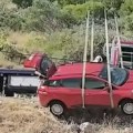 Drama na Jadranu: Auto se survao niz liticu, zaustavio se par metara od kafića punog ljudi (video)