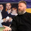 Bio uz Nikolu Rokvića na hodočašću, mladi slušaju njegove savete: Sveštenik Predrag Popović je ovako izgledao u mladosti…
