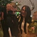 Darka grli majka Branka, a on plače: Pevača savladale emocije: "Bogu ću se moliti da što duže živiš ti"