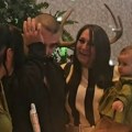 Darka grli majka Branka, a on plače: Pevača savladale emocije: "Bogu ću se moliti da što duže živiš ti"