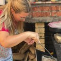 Aleksandra u svom selu pravi tradicionalna jela: Gostima sa Bukinga priprema specijalitet u šporetu na drva