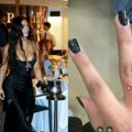 Pedagoški principi Kim Kardašijan ponovo na stubu srama: Nort pokazala novi pirsing na srednjem prstu Moda, sloboda ili…