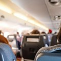 Neverovatno, ali radi - devojka otkrila bizaran način da prespava let uprkos bučnim putnicima
