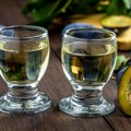 Zašto rakija pre jela ne poboljšava apetit i može više da škodi nego da pomogne