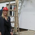 Водитељка (48) се усред ноћи завукла у кревет свог тонца, шок уследио када је око пола 3 ујутру муж приметио да није у…