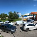 Rusija ostaje bez goriva: Nastavnici pod pretnjom otkaza čuvaju redove na pumpama