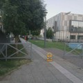 Devojčica (4) teško povređena u Sremskoj Mitrovici kada joj je metalna ograda pala na glavu: Osam dana od stravičnog događaja…