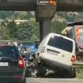 (Foto, video) Teška nesreća u Užicu! Ima povređenih, među njima i deca: Ostali vozači uskočili u pomoć, kombi završio na ogradi…
