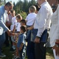 Vučić sa Purićima koji imaju osmoro dece: Ovi anđeli nam vrede više nego sve drugo