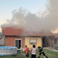 Požar se s krova spustio na prostorije kuće. Ovo je kuća vatrogasca koja je gorela dok je gasio vatrenu stihiju na stolovima…