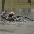 Australijski reporter prekinuo izveštavanje da bi spasao vozača iz poplave