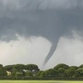 Ponovo tornado u Italiji: Superćelijska oluja napravila dramatične prizore: Zastrašujući oblaci, pijavica i duga na istom…