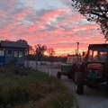 VIDEO, FOTO: Poljoprivrednici ostaju na blokadi kod novosadske Rafinerije