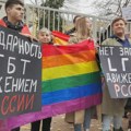 Žene u crnom i Beograd prajd održali protest ispred ruske ambasade