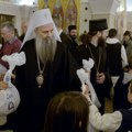 Radost za mališane iz Zvečanske: Patrijarh Porfirije podelio božićne paketiće deci bez roditeljskog staranja