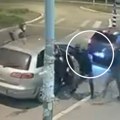 Jeziv snimak iz Železnika kruži mrežama: Sedmorica opkolila muškarca, jedan ga baca na auto i pesniči