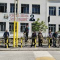 Aktivisti SNS-a u Kragujevcu farbali stubiće ispred škole