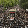 Stotine hiljada ljudi na ulicama Teherana Hamnei predvodi molitvu za Raisija, sahrana u četvrtak (foto)