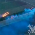 (Video): Jeziv snimak iz Ukrajine: Dron ispušta mlaz otopljenog metala na vojnike skrivene u drveću, a potom sve gori