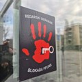 Završen protest u Novom Sadu, plato kod Rektorata ofarban u crveno