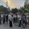 Skup podrške uhapšenim novosadskim aktivistima ispred zatvora na Klisi