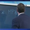 Vučić u omiljenoj aktivnosti - crtanje na tabli: Piše da su "blokaderi" bili na vlasti, šta kaže o izborima