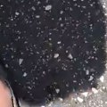 Štikla upada u asfalt kao u vodu, snimak je stvaran! Topi se put od "pakla" u Srbiji, žena sve zabeležila