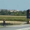 Zapalio se kamion na: Auto-putu ka Beogradu! Ništa se ne vidi od crnog dima, vatra guta prikolicu (foto/video)
